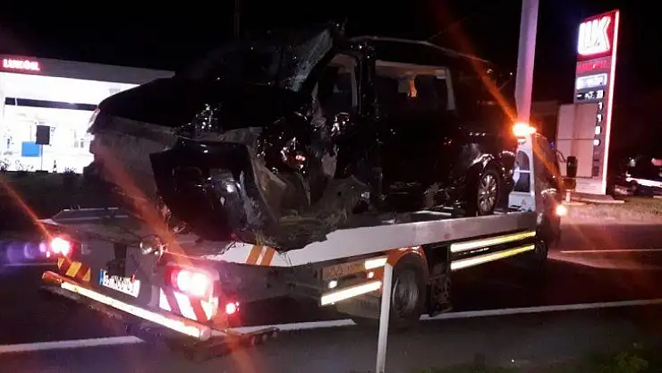 İzmir'de tır ile minibüs çarpıştı: 1 ölü