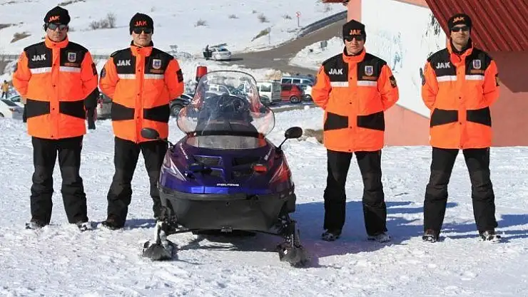JAK Timi kayak merkezinde görevde