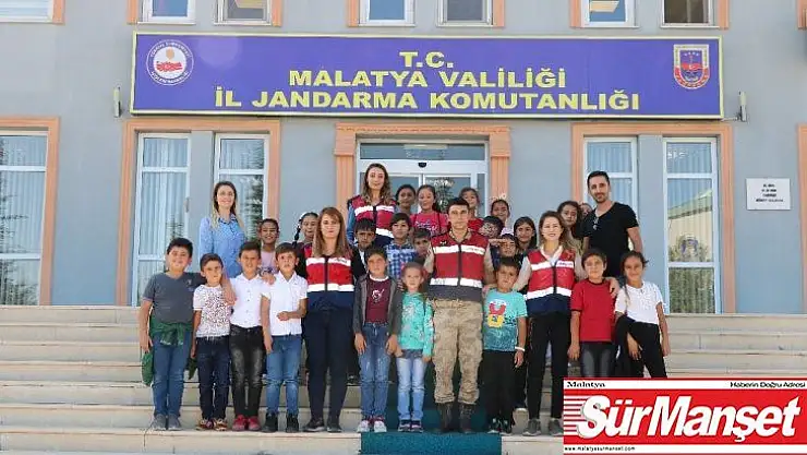 Jandarma çocukları sevindirdi