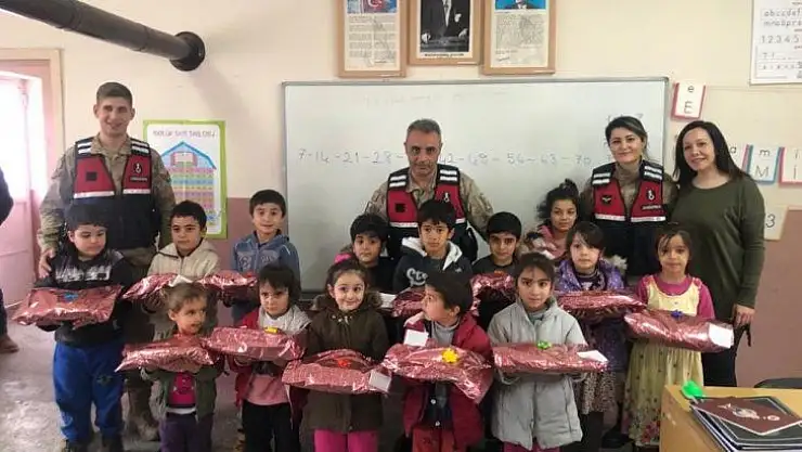 Jandarma'dan miniklere yılbaşı hediyesi