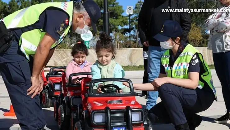 Jandarma ekipleri, çocuklara trafik eğitimi verdi