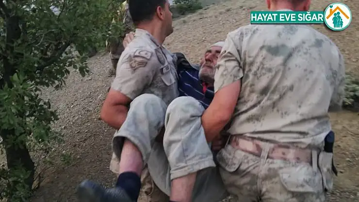 Jandarma ekipleri kaybolan yaşlı adamı kucakta taşıdı