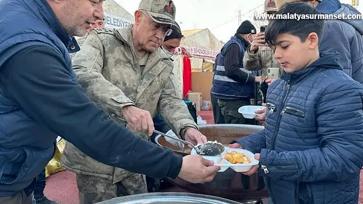 Jandarma Genel Komutanı Orgeneral Çetin, depremzedelere yemek dağıttı