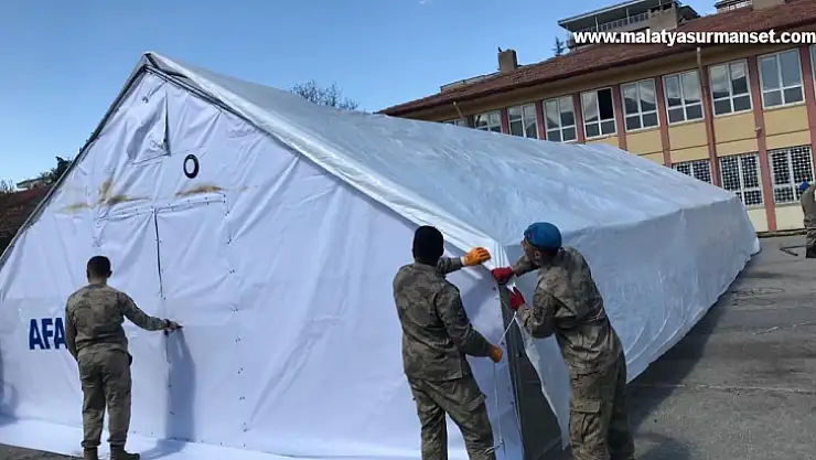 Jandarma öğrenciler için 14 derslik çadır kurdu
