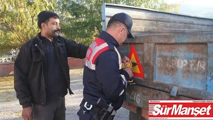 Jandarma, traktör sürücülerini bilgilendirip reflektör taktı