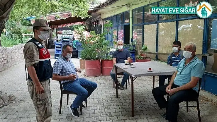 Jandarma vatandaşın hem bayramı kutluyor hem de virüse karşı uyardı