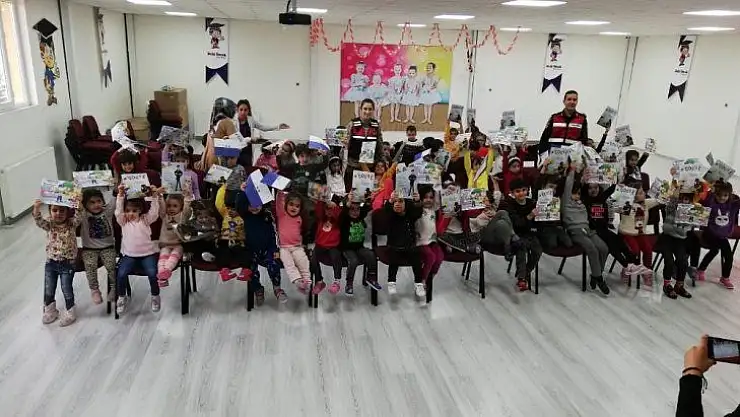 Jandarmadan çocuklara trafik eğitimi