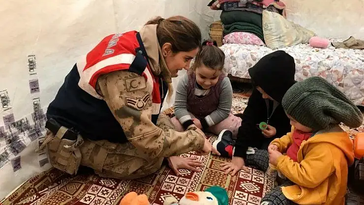 Jandarmanın kadın personelleri, depremzede çocukları yalnız bırakmıyor