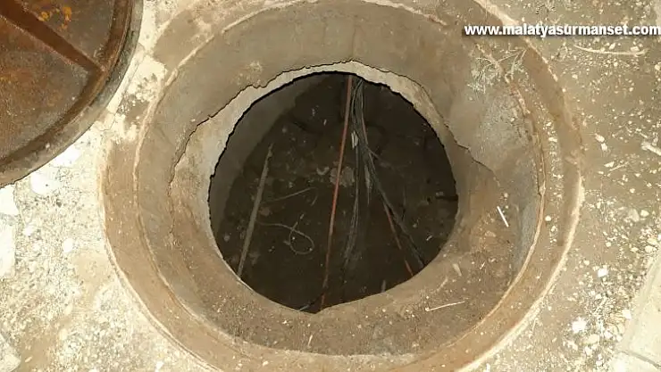 Kablo hırsızları rögarda yakalandı