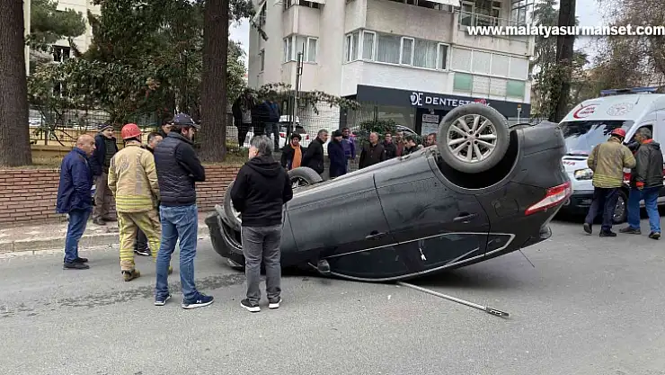 Kadıköy'de korkutan kaza: Yaşlı sürücü, yayaya çarpıp takla attı