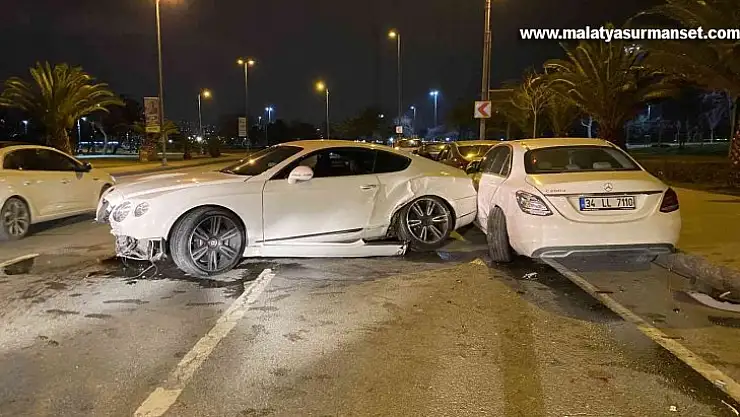 Kadıköy'de lüks otomobil park halindeki otomobillere çarptı