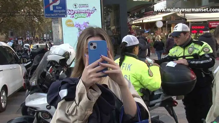 scooter denetimde ceza yedi, telefonunu çıkarıp basın mensuplarını çekti