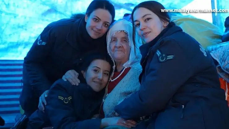 Kadın Astsubaylar deprem bölgesinde