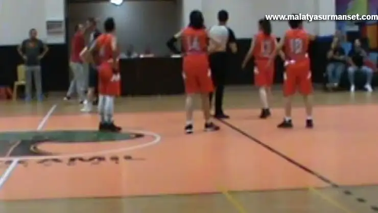 Kadın basketbol maçında erkek şiddeti