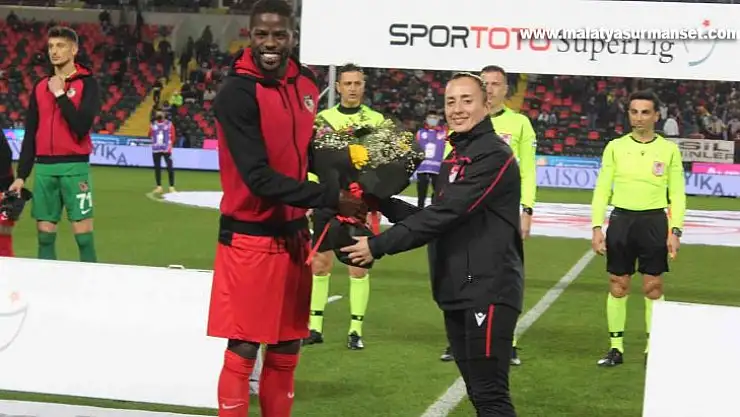 Kadın hakeme maç öncesi çiçek jesti