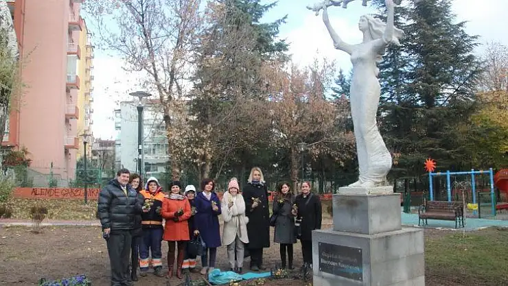 Kadına karşı şiddete çiçekle dikkat çekildi