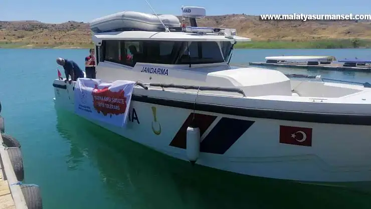 Kadına Yönelik Şiddetle Mücadele pankartı asıldı