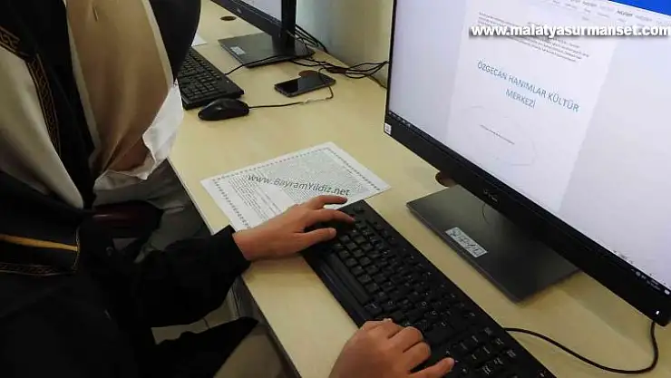 Kadınlar aldıkları kurslarla meslek sahibi oluyorlar