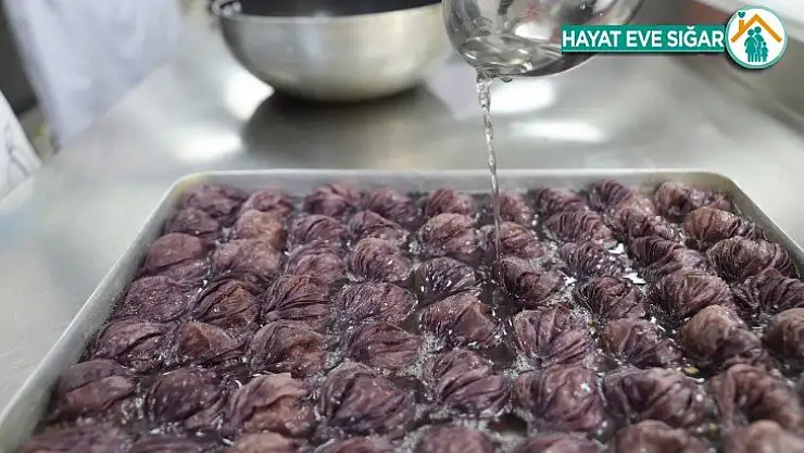 Kadınlar bayram öncesi 'mor gülzade' tatlısında talebe yetişemiyor