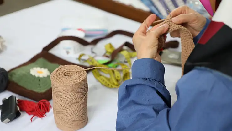 Kadınlar Hem Öğreniyor Hem Üretiyor!