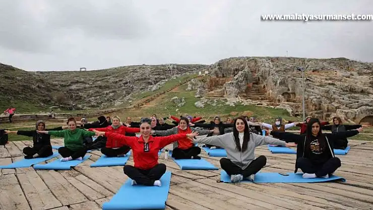 Kadınlar tarihi mekanda yoga yaptı