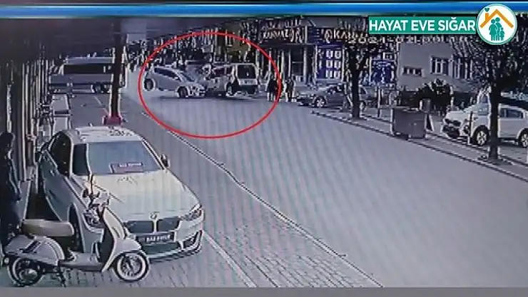 Kafa kafaya çarpışan araçlardan biri yayaya çarptı: 3 yaralı