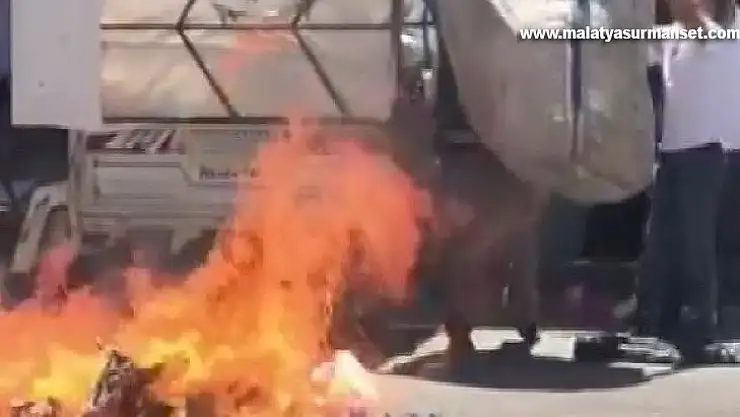 Kağıt toplama aracındaki kartonlar cayır cayır yandı