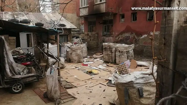 Kağıt toplayıcıları mahalleyi atık toplama merkezine çevirdi, yayılan kokular vatandaşı bezdirdi