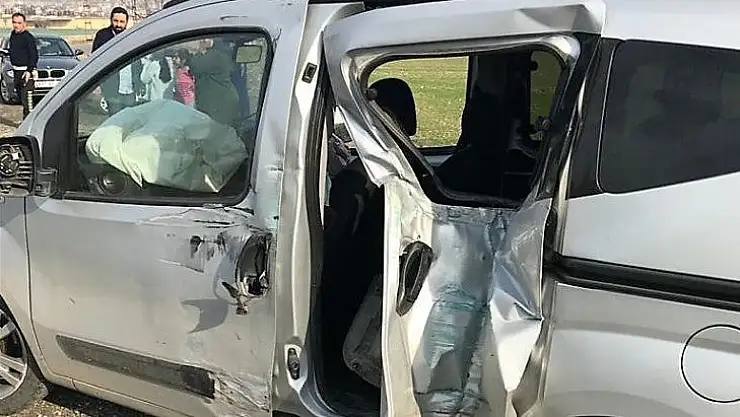 Kahramanmaraş'ta hafif ticari araç bariyerlere çarptı  1 ölü