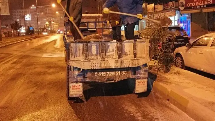 Kahta Belediyesi buzlanmaya karşı tuzlama yaptı