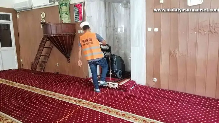 Kahta Belediyesi ibadethaneleri temizliyor