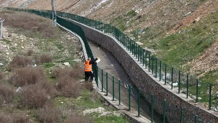 Kahta Belediyesi larva üreme noktalarını ilaçlıyor