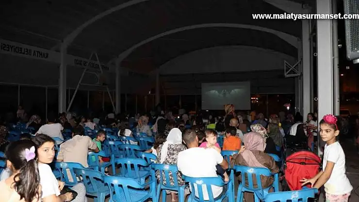Kahta Belediyesi'nin Mahalle Sinema Geceleri etkinliği başladı