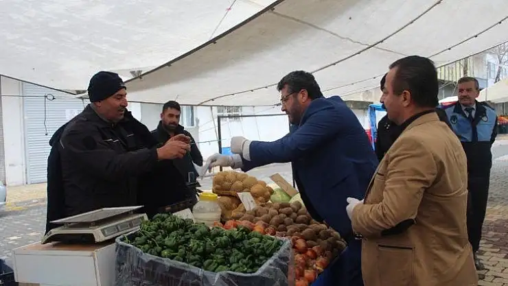 Kahta Belediyesi pazarcı esnafa eldiven ve maske dağıttı