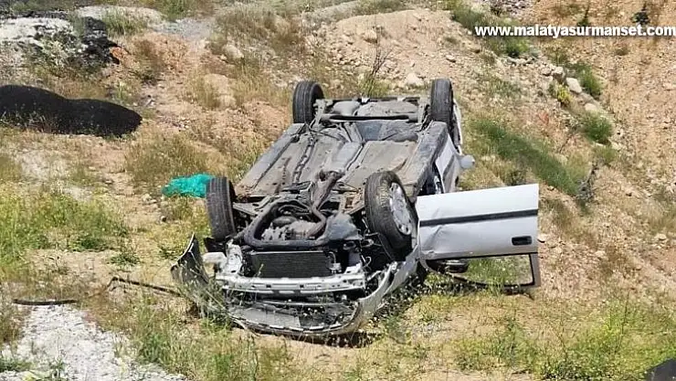 Kahta'da otomobil şarampole devrildi: 1 yaralı