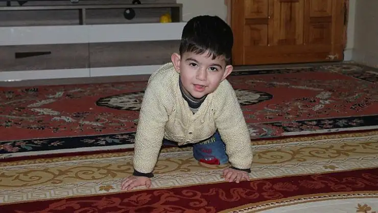 Kalbi yüzde 16 atan 2 buçuk yaşındaki yaşındaki İlyas'ın babası yetkililere seslendi: 'Oğlumu kurtarın'