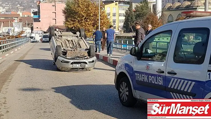 Kaldırıma çarpan otomobil ters döndü