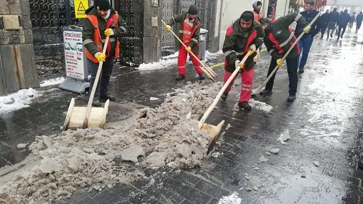 Kaldırımlarda kar temizleme çalışmaları devam ediyor