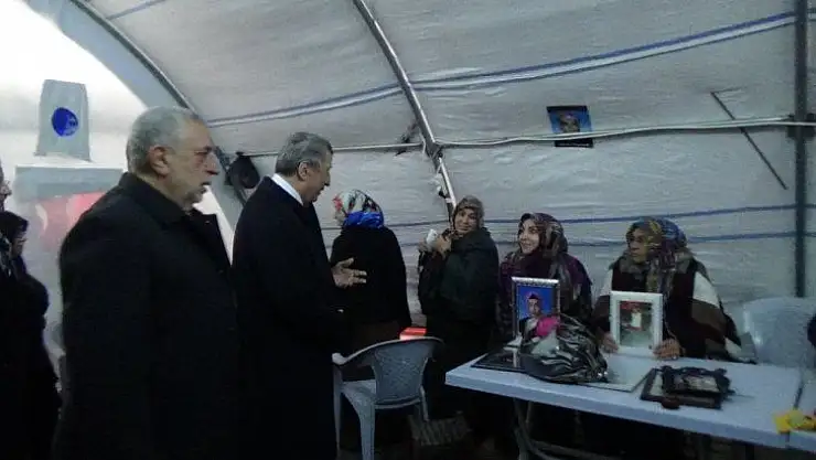 Kamu Görevlileri Etik Kurulu'ndan HDP önündeki ailelere ziyaret