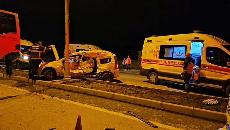 Kamyon ve otomobilin çarpıştığı kazada 2 kişi öldü, 4 kişi yaralandı