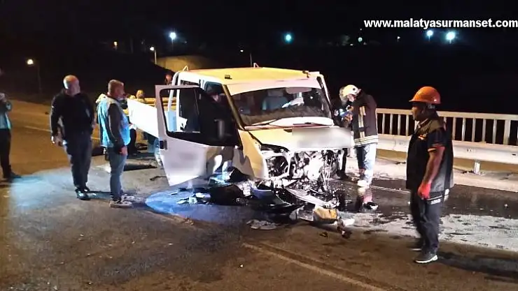 Kamyonet bariyerlere çarptı: 1 yaralı