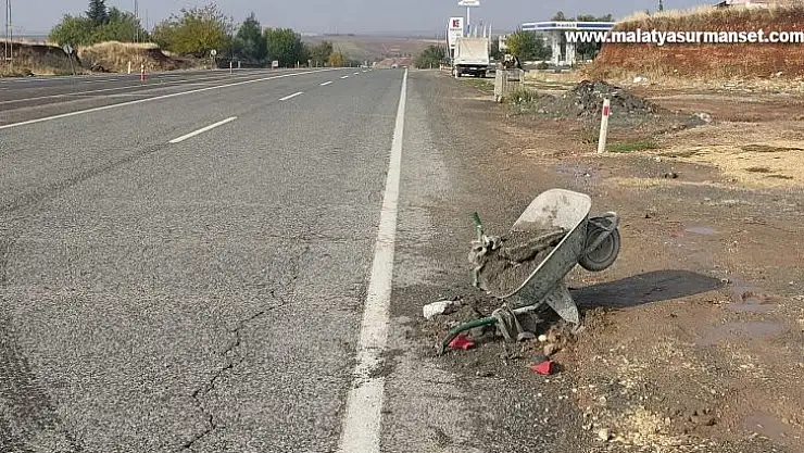 Kamyonet, el arabasına çarptı: 1 yaralı