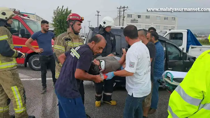 Kamyonet ile hafif ticari araç çarpıştı: 4 yaralı