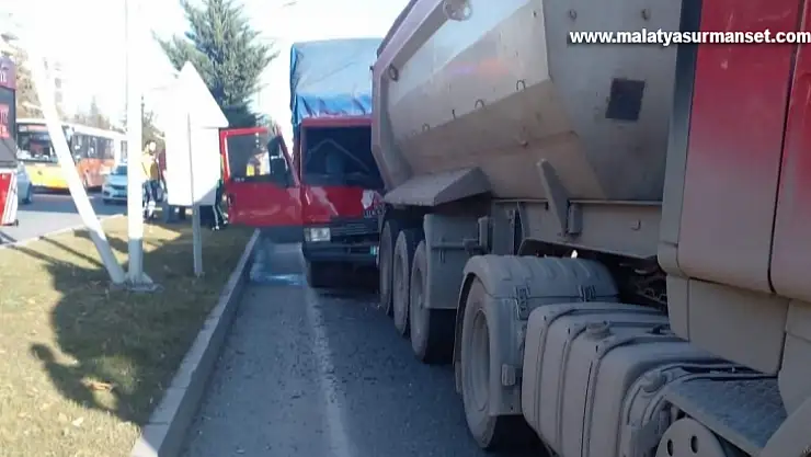 Kamyonet kamyona çarptı: 1 yaralı