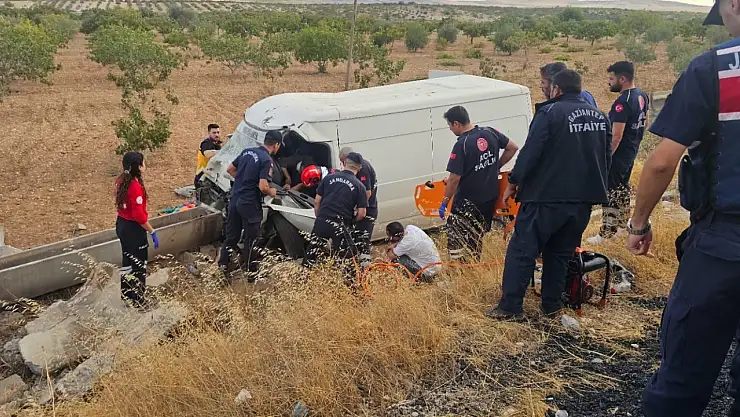 Kamyonet Şarampole Uçtu 2 Ağır Yaralı
