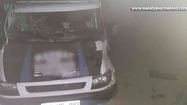 Kamyonet şarampole yuvarlandı: 2'si ağır 3 yaralı