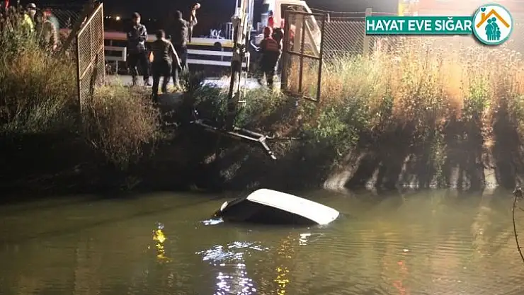 Kanala düşen otomobilin sürücüsü buhar oldu