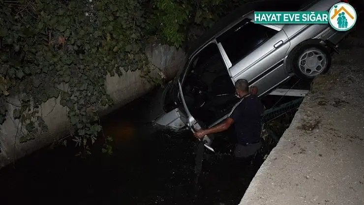 Kanala uçan araçtan burnu kanamadan çıktı