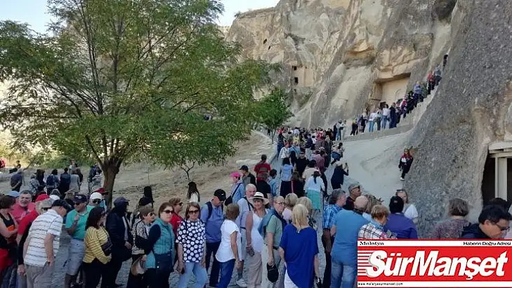 Kapadokya'da turistler müze ziyareti için kuyruk oluşturdu