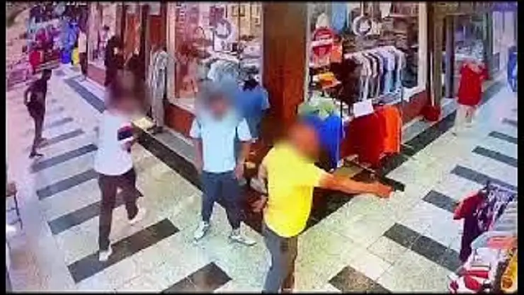 Kapalı Çarşısında Bir Mağaza Kurşunlandı.